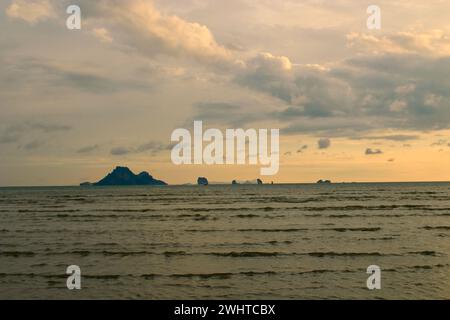 Rilassante vista serale del mare a Nopparat Thara Beach, Thailandia Foto Stock