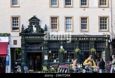 Facciata del vecchio pub White Hart Inn, Grassmarket, Edimburgo, Scozia, Regno Unito Foto Stock