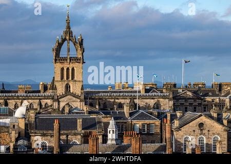 Vista sui tetti della guglia della chiesa di St Gile con lo skyline di Edimburgo, Scozia, Regno Unito Foto Stock