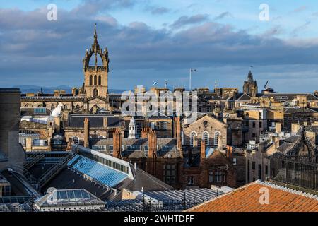 Vista sui tetti della guglia della chiesa di St Gile con lo skyline di Edimburgo, Scozia, Regno Unito Foto Stock