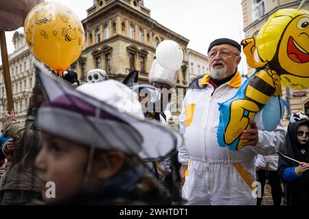 Praga, Repubblica Ceca. 11 febbraio 2024. La processione del carnevale di Zizkov (carnevale slavo) si è tenuta a Praga, Repubblica Ceca, l'11 febbraio 2024. Crediti: Ondrej Deml/CTK Photo/Alamy Live News Foto Stock