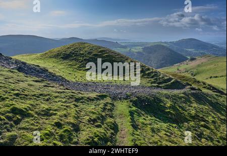I bastioni di terra di Iron Age Hill Fort su Caer Caradoc, Church Stretton, Shropshire Foto Stock