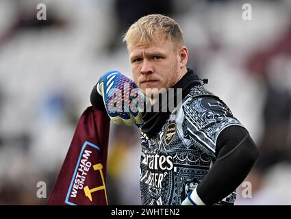 Londra, Regno Unito. 11 febbraio 2024. Aaron Ramsdale (Arsenal, portiere) si appoggia sulla bandiera d'angolo prima del calcio d'inizio durante la partita West Ham vs Arsenal Premier League al London Stadium Stratford. Questa immagine è SOLO per USO EDITORIALE. Licenza richiesta da Football DataCo per qualsiasi altro utilizzo. Crediti: MARTIN DALTON/Alamy Live News Foto Stock