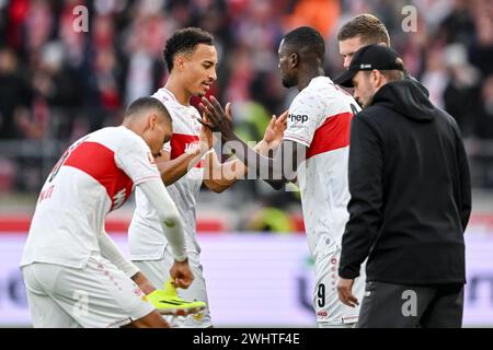 11 febbraio 2024, Baden-Württemberg, Stoccarda: Calcio, Bundesliga, VfB Stuttgart - FSV Mainz 05, Matchday 21, MHPArena. Enzo Millot di Stoccarda (l-r), Jamie Leweling di Stoccarda, che è sostituito da Serhou Guirassy di Stoccarda, e l'allenatore di Stoccarda Sebastian Hoeneß stanno a bordo campo. Foto: Harry Langer/dpa - NOTA IMPORTANTE: In conformità con le normative della DFL German Football League e della DFB German Football Association, è vietato utilizzare o far utilizzare fotografie scattate nello stadio e/o nella partita sotto forma di immagini sequenziali e/o foto video Foto Stock