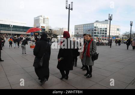 Berlino / Germania . 6 marzo 2019. Una donna non europea attraversa le donne tedesche che fanno shopping ad Alexanderplatz, nella capitale tedesca Berlino, Germania. Foto. Francis Joseph Dean / Deanpictures. Foto Stock