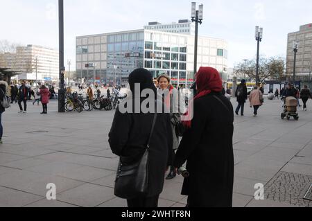 Berlino / Germania . 6 marzo 2019. Una donna non europea attraversa le donne tedesche che fanno shopping ad Alexanderplatz, nella capitale tedesca Berlino, Germania. Foto. Francis Joseph Dean / Deanpictures. Foto Stock