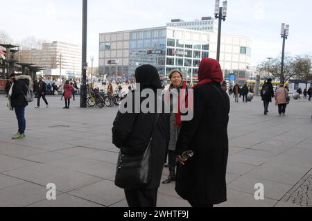 Berlino / Germania . 6 marzo 2019. Una donna non europea attraversa le donne tedesche che fanno shopping ad Alexanderplatz, nella capitale tedesca Berlino, Germania. Foto. Francis Joseph Dean / Deanpictures. Foto Stock