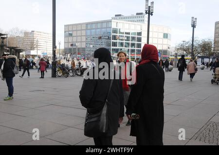 Berlino / Germania . 6 marzo 2019. Una donna non europea attraversa le donne tedesche che fanno shopping ad Alexanderplatz, nella capitale tedesca Berlino, Germania. Foto. Francis Joseph Dean / Deanpictures. Foto Stock