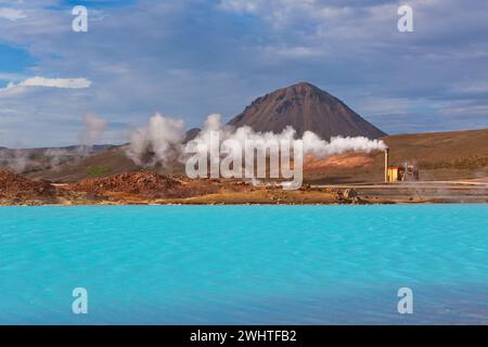 Stazione Elettrica Geotermica e turchese brillante lago in Islanda Foto Stock