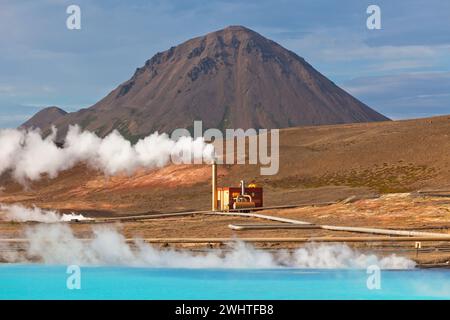 Stazione Elettrica Geotermica e turchese brillante lago in Islanda Foto Stock