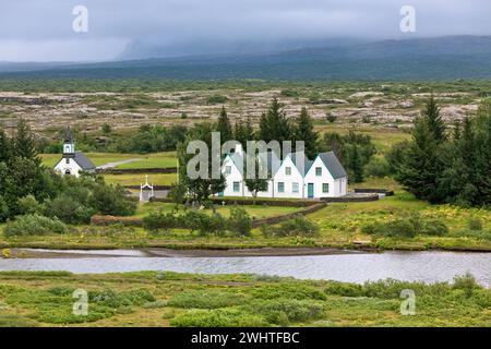 Chiesa rurale islandese, cimitero e case al Parco Thingvellir Foto Stock