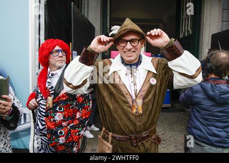 Aalst, Belgio. 11 febbraio 2024. Il ministro fiammingo delle Finanze, del bilancio e delle abitazioni Matthias Diependaele nella foto durante la sfilata annuale di carnevale per le strade di Aalst, domenica 11 febbraio 2024, a partire dalla domenica con il cosiddetto Zondagsstoet. BELGA FOTO NICOLAS MAETERLINCK credito: Belga News Agency/Alamy Live News Foto Stock