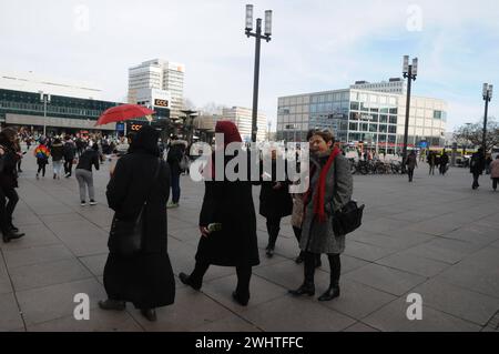 Berlino / Germania . 6 marzo 2019. Una donna non europea attraversa le donne tedesche che fanno shopping ad Alexanderplatz, nella capitale tedesca Berlino, Germania. Foto. Francis Joseph Dean / Deanpictures. Foto Stock