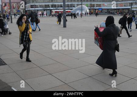 Berlino / Germania . 5 marzo 2019. Una donna non europea attraversa le donne tedesche che fanno shopping ad Alexanderplatz, nella capitale tedesca Berlino, Germania. Foto. Francis Joseph Dean / Deanpictures. Foto Stock