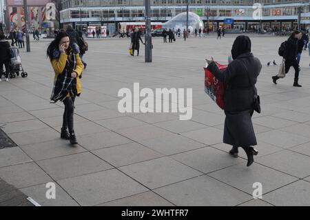 Berlino / Germania . 5 marzo 2019. Una donna non europea attraversa le donne tedesche che fanno shopping ad Alexanderplatz, nella capitale tedesca Berlino, Germania. Foto. Francis Joseph Dean / Deanpictures. Foto Stock