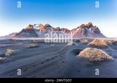 Montagne e dune di sabbia lavica vulcanica vicino al mare a Stokksness, Islanda. Foto Stock
