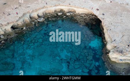 Paesaggio fatto di Capo Greko o grotte marine di Capo Greco Ayia Napa Cipro. Turisti che fanno visite turistiche Foto Stock