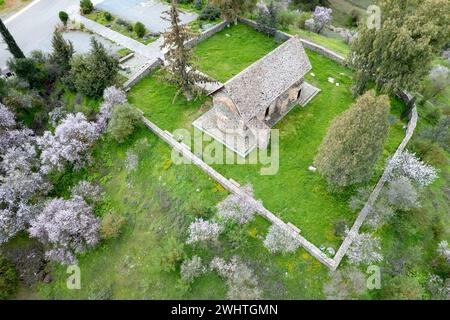 Drone paesaggio aereo dell'antica chiesa ortodossa cristiana in primavera. Cappella Santa Maria Asinoy cipro Foto Stock