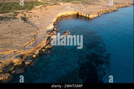 Paesaggio fatto di Capo Greko o grotte marine di Capo Greco Ayia Napa Cipro. Turisti che fanno visite turistiche Foto Stock