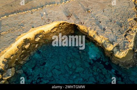 Paesaggio fatto di Capo Greko o grotte marine di Capo Greco Ayia Napa Cipro. Turisti che fanno visite turistiche Foto Stock