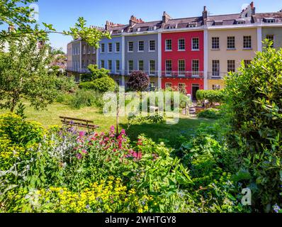 Il Polygon, una colorata mezzaluna di case georgiane a Cliftonwood, Bristol, Regno Unito Foto Stock