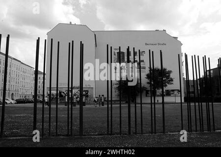 BERLIN/GERMANY/DEUTSCHLAND/ 11.July 2018  .i visitatori del Bernauer Strasse lo sport più famoso di Berin durante Berlino hanno visitato tutti i 1961 visitatori del muro di Berlino in bianco e nero. Foto.Francis Joseph Dean / Deanpictures. Foto Stock