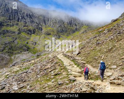 Gli escursionisti che salgono sulla pista PYG sono un percorso popolare verso la cresta sommitale di Yr Wyddfa Snowdon nel Parco Nazionale di Snowdonia, Galles del Nord Foto Stock