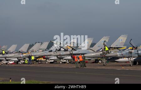 Flightline mit verschiedenen Kampfflugzeugen der Luftwaffen der NATO auf dem französischen Militärflugplatz Cambrai während der NATO-Luftwaffen-Übung Tiger Meet 2011. Flightline mit verschiedenen Kampfflugzeugen der Luftwaffen der NATO auf dem französischen Militärflugplatz Cambrai während der NATO-Luftwaffen-Übung Tiger Meet 2011. Regione di Cambrai Hauts-de-France Frankreich *** Flightline con vari aerei da combattimento delle forze aeree NATO presso l'aeroporto militare francese di Cambrai durante l'esercitazione dell'aeronautica NATO Tiger Meet 2011 Flightline con vari aerei da caccia delle forze aeree NATO A. Foto Stock