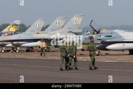 Drei F-16 der griechischen Luftwaffe mitte und Kampfpiloten auf der Flightline mit verschiedenen Kampfflugzeugen der Luftwaffen der NATO auf dem französischen Militärflugplatz Cambrai während der NATO-Luftwaffen-Übung Tiger Meet 2011. Flightline mit verschiedenen Kampfflugzeugen der Luftwaffen der NATO auf dem französischen Militärflugplatz Cambrai während der NATO-Luftwaffen-Übung Tiger Meet 2011. Regione Cambrai Hauts-de-France Frankreich *** tre F 16 dell'Aeronautica greca con piloti di caccia sulla flightline con diversi aerei da caccia delle forze aeree NATO all'IA militare francese Foto Stock