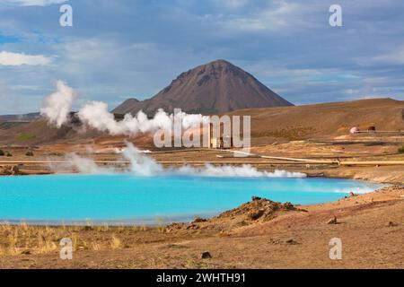 Stazione Elettrica Geotermica e turchese brillante lago in Islanda Foto Stock