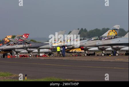 Im Bild: Von Links F-16-Kampfjets der türkischen Luftwaffe, F-16 der portugiesischen Luftwaffe, Mirage 2000 der franzöischen Luftwaffe. Flightline mit verschiedenen Kampfflugzeugen der Luftwaffen der NATO auf dem französischen Militärflugplatz Cambrai während der NATO-Luftwaffen-Übung Tiger Meet 2011. Flightline mit verschiedenen Kampfflugzeugen der Luftwaffen der NATO auf dem französischen Militärflugplatz Cambrai während der NATO-Luftwaffen-Übung Tiger Meet 2011. Regione di Cambrai Hauts-de-France Frankreich *** nella foto dei caccia F 16 di sinistra dell'Aeronautica turca, F 16 del Por Foto Stock