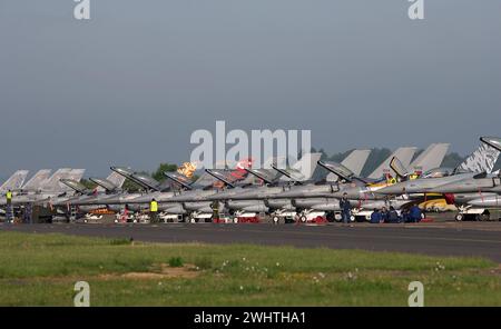 Flightline mit verschiedenen Kampfflugzeugen der Luftwaffen der NATO auf dem französischen Militärflugplatz Cambrai während der NATO-Luftwaffen-Übung Tiger Meet 2011. Flightline mit verschiedenen Kampfflugzeugen der Luftwaffen der NATO auf dem französischen Militärflugplatz Cambrai während der NATO-Luftwaffen-Übung Tiger Meet 2011. Regione di Cambrai Hauts-de-France Frankreich *** Flightline con vari aerei da combattimento delle forze aeree NATO presso l'aeroporto militare francese di Cambrai durante l'esercitazione dell'aeronautica NATO Tiger Meet 2011 Flightline con vari aerei da caccia delle forze aeree NATO A. Foto Stock