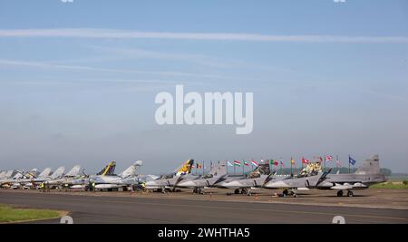 Von Links: F-16, Mirage 2000, Gripen. Flightline mit verschiedenen Kampfflugzeugen der Luftwaffen der NATO auf dem französischen Militärflugplatz Cambrai während der NATO-Luftwaffen-Übung Tiger Meet 2011. Flightline mit verschiedenen Kampfflugzeugen der Luftwaffen der NATO auf dem französischen Militärflugplatz Cambrai während der NATO-Luftwaffen-Übung Tiger Meet 2011. Regione di Cambrai Hauts-de-France Frankreich *** da sinistra F 16, Mirage 2000, Gripen Flightline con vari aerei da combattimento delle forze aeree NATO presso l'aeroporto militare francese di Cambrai durante l'esercitazione NATO Tiger M. Foto Stock