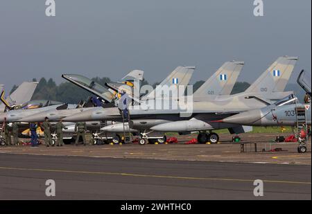 Vordergründig: Drei F-16-Kampfjets der griechischen Luftwaffe in der Flightline mit verschiedenen Kampfflugzeugen der Luftwaffen der NATO auf dem französischen Militärflugplatz Cambrai während der NATO-Luftwaffen-Übung Tiger Meet 2011. Flightline mit verschiedenen Kampfflugzeugen der Luftwaffen der NATO auf dem französischen Militärflugplatz Cambrai während der NATO-Luftwaffen-Übung Tiger Meet 2011. Regione di Cambrai Hauts-de-France Frankreich *** tre aerei da caccia F 16 superficiali dell'Aeronautica greca nella flightline con vari jet da caccia delle forze aeree NATO all'IA militare francese Foto Stock