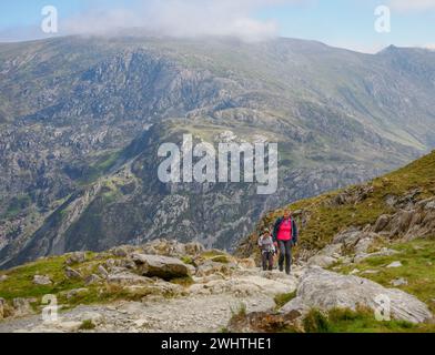 Gli escursionisti che salgono sulla pista PYG sono un percorso popolare verso la cresta sommitale di Yr Wyddfa Snowdon nel Parco Nazionale di Snowdonia, Galles del Nord Foto Stock