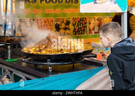 Giovane che guarda le verdure miste cotte a vapore pronte da servire, Cornhill Market, Lincoln City, Lincolnshire, Inghilterra, REGNO UNITO Foto Stock