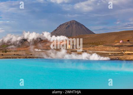 Stazione Elettrica Geotermica e turchese brillante lago in Islanda Foto Stock