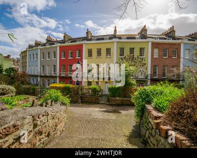 Il Polygon, una colorata mezzaluna di case georgiane a Cliftonwood, Bristol, Regno Unito Foto Stock