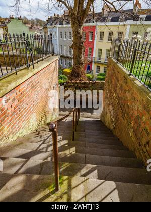 Il Polygon, una colorata mezzaluna di case georgiane a Cliftonwood, Bristol, Regno Unito Foto Stock