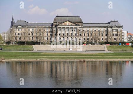 Dresda Koenigsufer a Dresda con il distretto governativo SAeCHSISCHES STAATSMINISTERIUM DER FINANZEN, Dresda, Sassonia, Germania Foto Stock