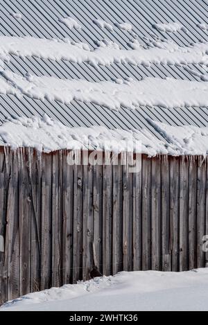 Neve che si scioglie sul tetto di un fienile nella Wallowa Valley dell'Oregon. Foto Stock
