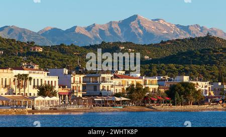 Città costiera all'alba con vista sul mare e sulle montagne sullo sfondo, i monti Taygetos, Taygetos, Gythio, mani, Peloponneso, Grecia Foto Stock