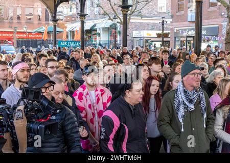 A un anno dal brutale omicidio di Brianna Ghey, pugnalata a morte nel Culcheth Linear Park, Warrington Town tenne una veglia nel centro della città, dove centinaia di persone venivano a rendere omaggio e ricordare il triste e tragico evento Credit: John Hopkins/Alamy Live News Foto Stock