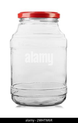 Svuotare il vaso di vetro con un tappo a vite per alimenti e alimenti in scatola. Isolato su sfondo bianco. Il file contiene il percorso di ritaglio. Foto Stock