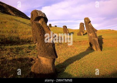 Sud America, Cile, Pacifico, Moais sull'Isola di Pasqua, Ranu Raraku, Rano Raraku, Isola di Pasqua, Cile Foto Stock