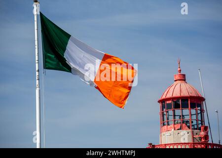 Bandiera nazionale tricolore irlandese che soffia nella brezza di Dun Laoghaire. Dublino, Irlanda Foto Stock