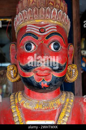 Un primo piano di una tradizionale statua rossa di un uomo con baffi, Matancherry, Jew Town, Cochin, Kerala, India Foto Stock