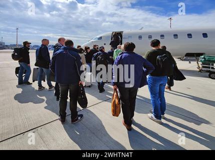 Passeggeri con bagaglio a mano imbarcati su un piccolo aereo sull'asfalto, aeroporto di Düsseldorf, Renania settentrionale-Vestfalia, Germania, Europa Foto Stock