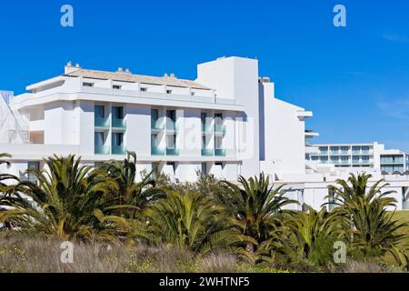 Nuova casa di appartamenti del resort contro il cielo blu Foto Stock