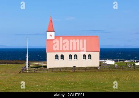 Tipica rurale Chiesa islandese al litorale del mare Foto Stock